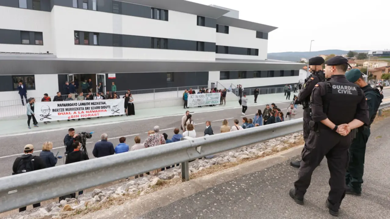 La reina Letizia (i) visita las instalaciones deportivas del centro público de FP de la localidad navarra de Lumbier durante la apertura del curso de Formación Profesional 2025/26 en . EFE/ Jesús Diges