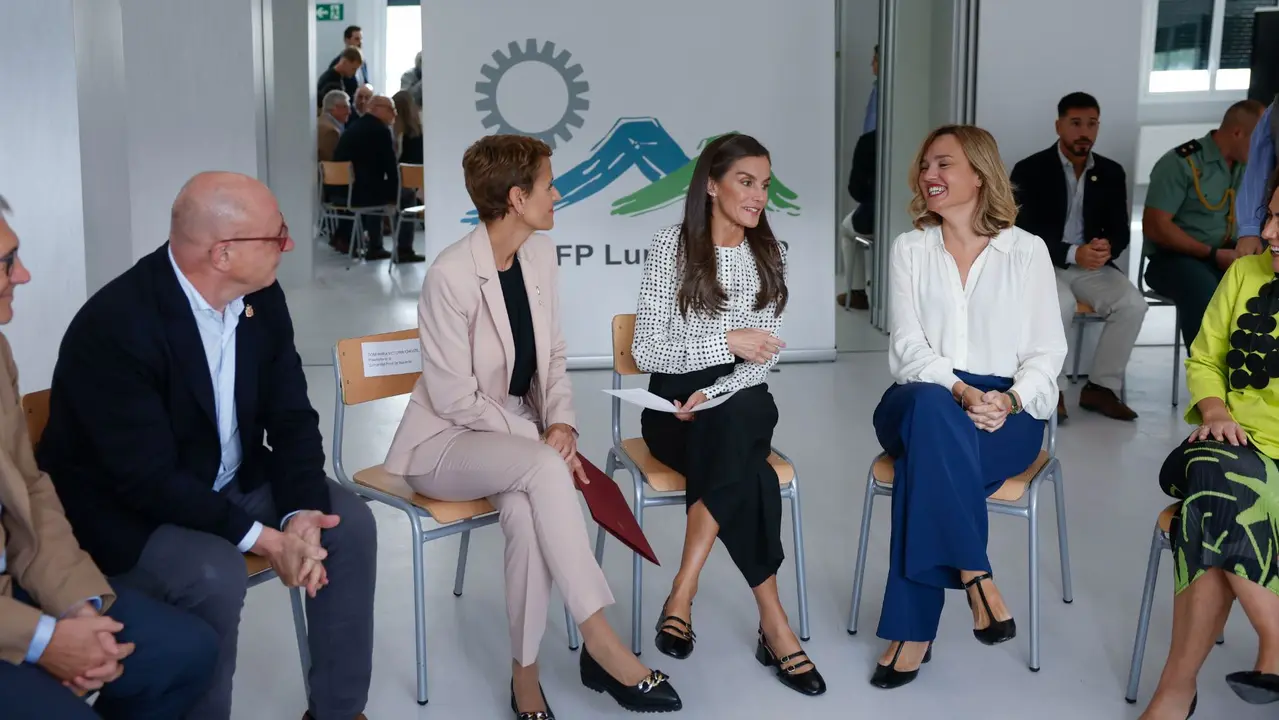 La reina Letizia (i) visita las instalaciones deportivas del centro público de FP de la localidad navarra de Lumbier durante la apertura del curso de Formación Profesional 2025/26 en . EFE/ Jesús Diges