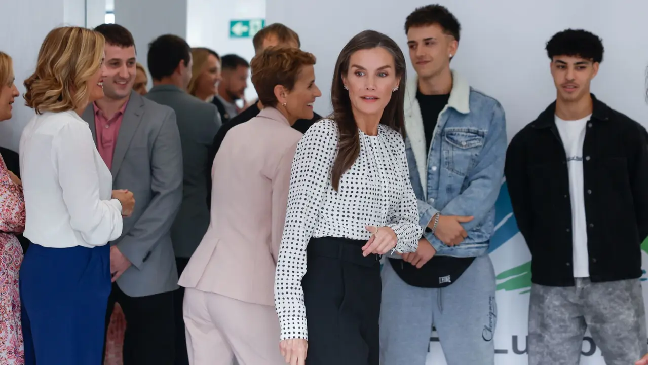 La reina Letizia (i) visita las instalaciones deportivas del centro público de FP de la localidad navarra de Lumbier durante la apertura del curso de Formación Profesional 2025/26 en . EFE/ Jesús Diges