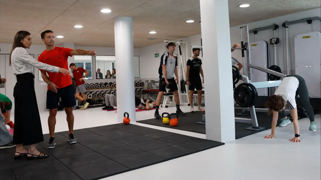 La reina Letizia (i) visita las instalaciones deportivas del centro público de FP de la localidad navarra de Lumbier durante la apertura del curso de Formación Profesional 2025/26 en . EFE/ Jesús Diges