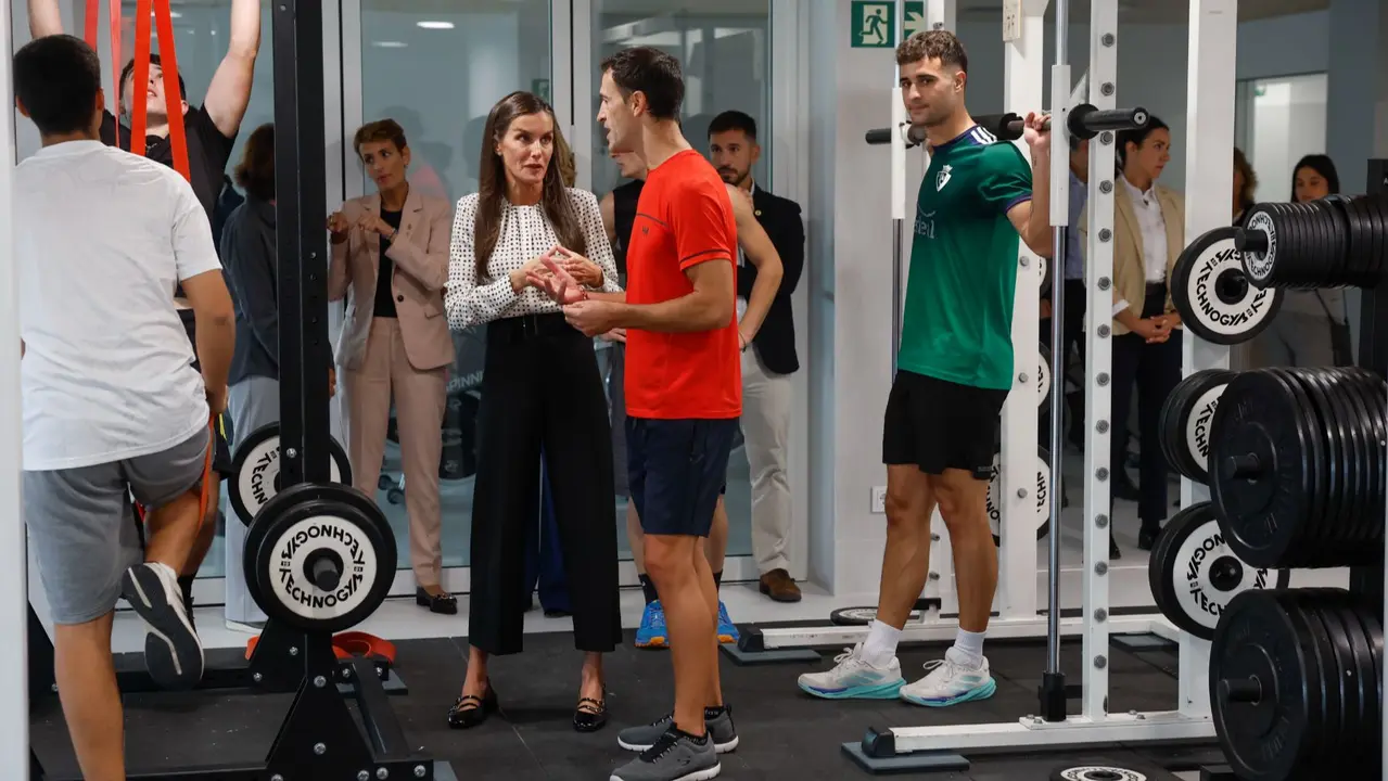 La reina Letizia (i) visita las instalaciones deportivas del centro público de FP de la localidad navarra de Lumbier durante la apertura del curso de Formación Profesional 2025/26 en . EFE/ Jesús Diges
