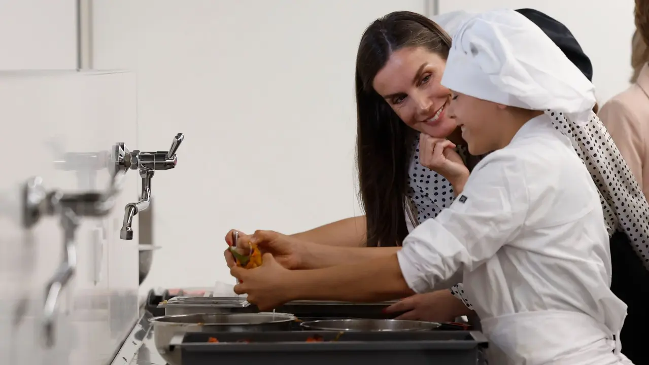La reina Letizia (i) visita las instalaciones deportivas del centro público de FP de la localidad navarra de Lumbier durante la apertura del curso de Formación Profesional 2025/26 en . EFE/ Jesús Diges