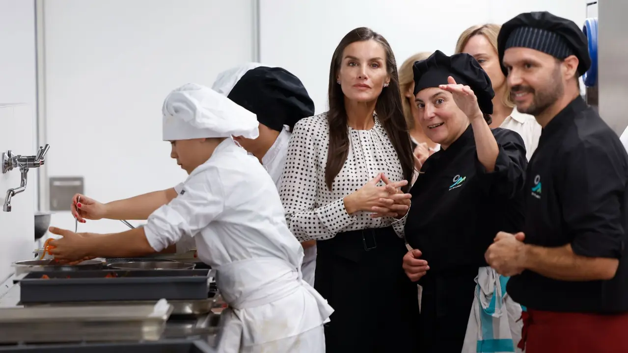 La reina Letizia (i) visita las instalaciones deportivas del centro público de FP de la localidad navarra de Lumbier durante la apertura del curso de Formación Profesional 2025/26 en . EFE/ Jesús Diges