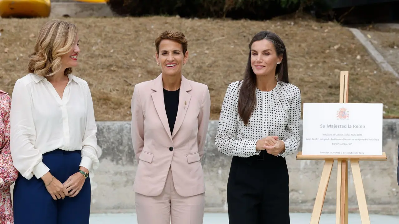 La reina Letizia (i) visita las instalaciones deportivas del centro público de FP de la localidad navarra de Lumbier durante la apertura del curso de Formación Profesional 2025/26 en . EFE/ Jesús Diges