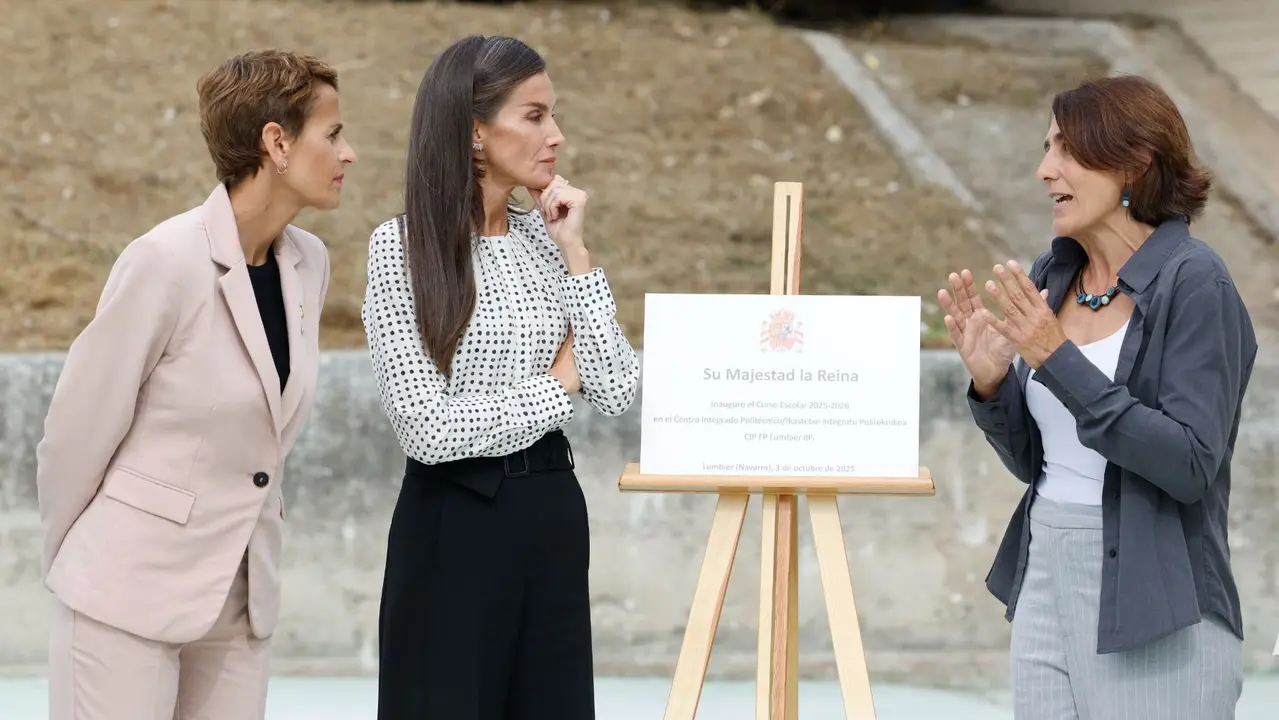 La reina Letizia (i) visita las instalaciones deportivas del centro público de FP de la localidad navarra de Lumbier durante la apertura del curso de Formación Profesional 2025/26 en . EFE/ Jesús Diges