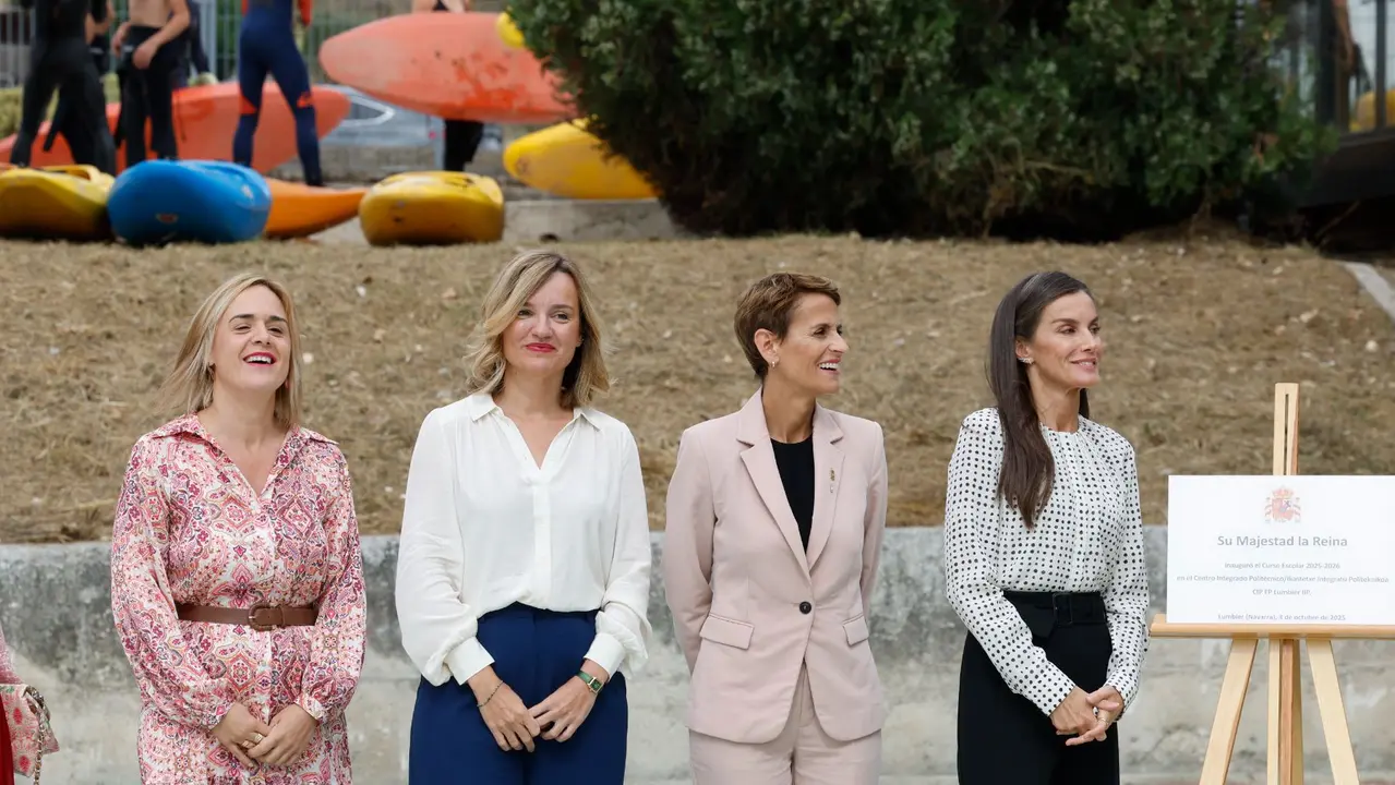 La reina Letizia (i) visita las instalaciones deportivas del centro público de FP de la localidad navarra de Lumbier durante la apertura del curso de Formación Profesional 2025/26 en . EFE/ Jesús Diges