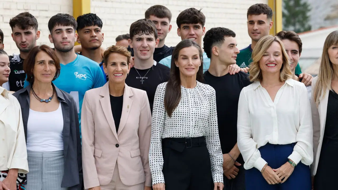 La reina Letizia (i) visita las instalaciones deportivas del centro público de FP de la localidad navarra de Lumbier durante la apertura del curso de Formación Profesional 2025/26 en . EFE/ Jesús Diges