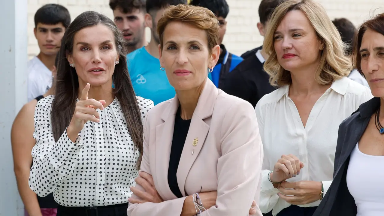La reina Letizia (i) visita las instalaciones deportivas del centro público de FP de la localidad navarra de Lumbier durante la apertura del curso de Formación Profesional 2025/26 en . EFE/ Jesús Diges