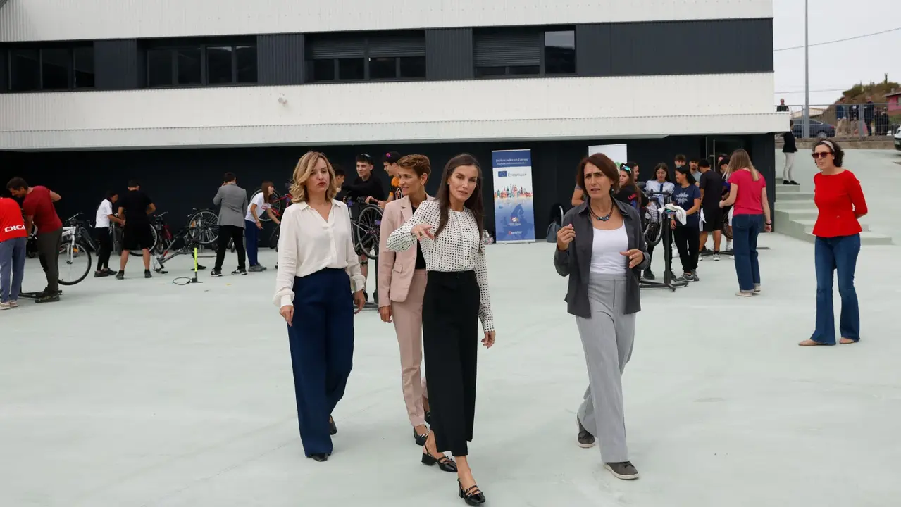 La reina Letizia (i) visita las instalaciones deportivas del centro público de FP de la localidad navarra de Lumbier durante la apertura del curso de Formación Profesional 2025/26 en . EFE/ Jesús Diges