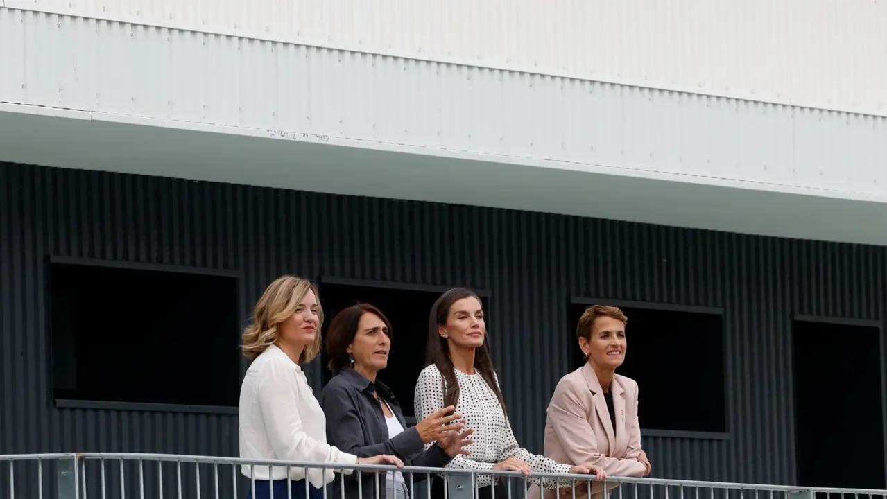 La reina Letizia (i) visita las instalaciones deportivas del centro público de FP de la localidad navarra de Lumbier durante la apertura del curso de Formación Profesional 2025/26 en . EFE/ Jesús Diges