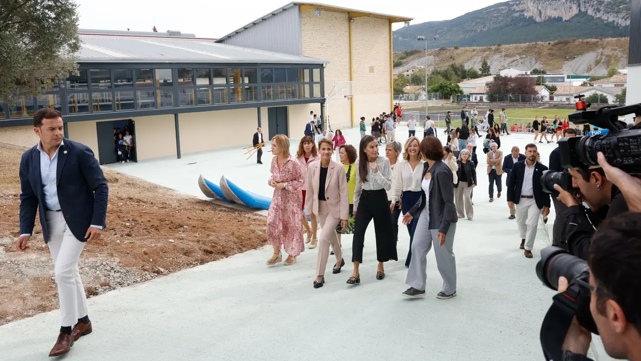 La reina Letizia (i) visita las instalaciones deportivas del centro público de FP de la localidad navarra de Lumbier durante la apertura del curso de Formación Profesional 2025/26 en . EFE/ Jesús Diges