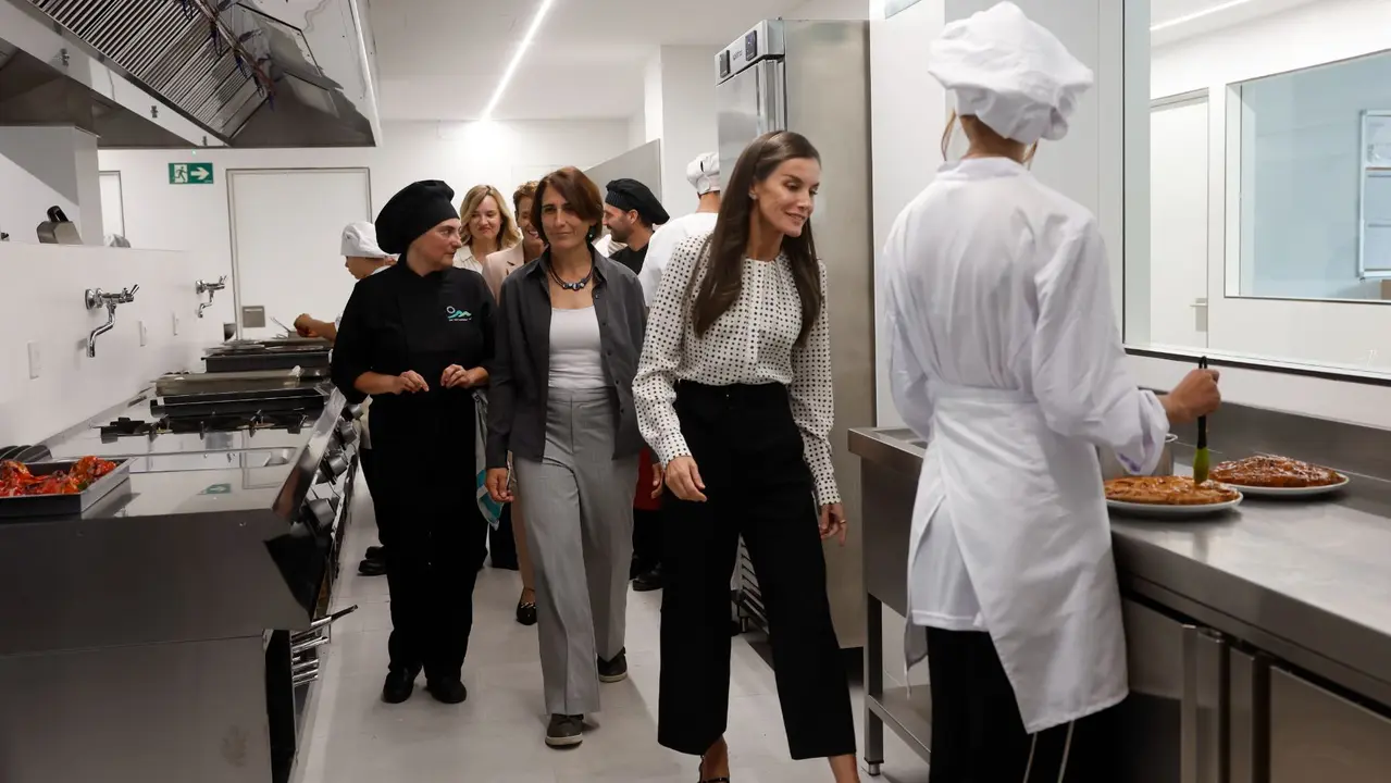 La reina Letizia (i) visita las instalaciones deportivas del centro público de FP de la localidad navarra de Lumbier durante la apertura del curso de Formación Profesional 2025/26 en . EFE/ Jesús Diges