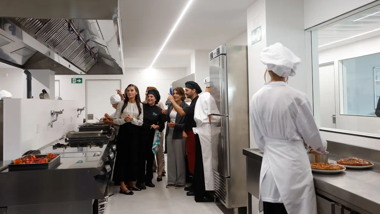 La reina Letizia (i) visita las instalaciones deportivas del centro público de FP de la localidad navarra de Lumbier durante la apertura del curso de Formación Profesional 2025/26 en . EFE/ Jesús Diges
