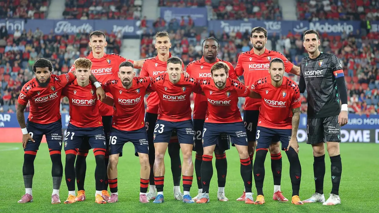 El once titular de los rojillos posando antes del partido ante el Getafe en El Sadar. CA Osasuna.