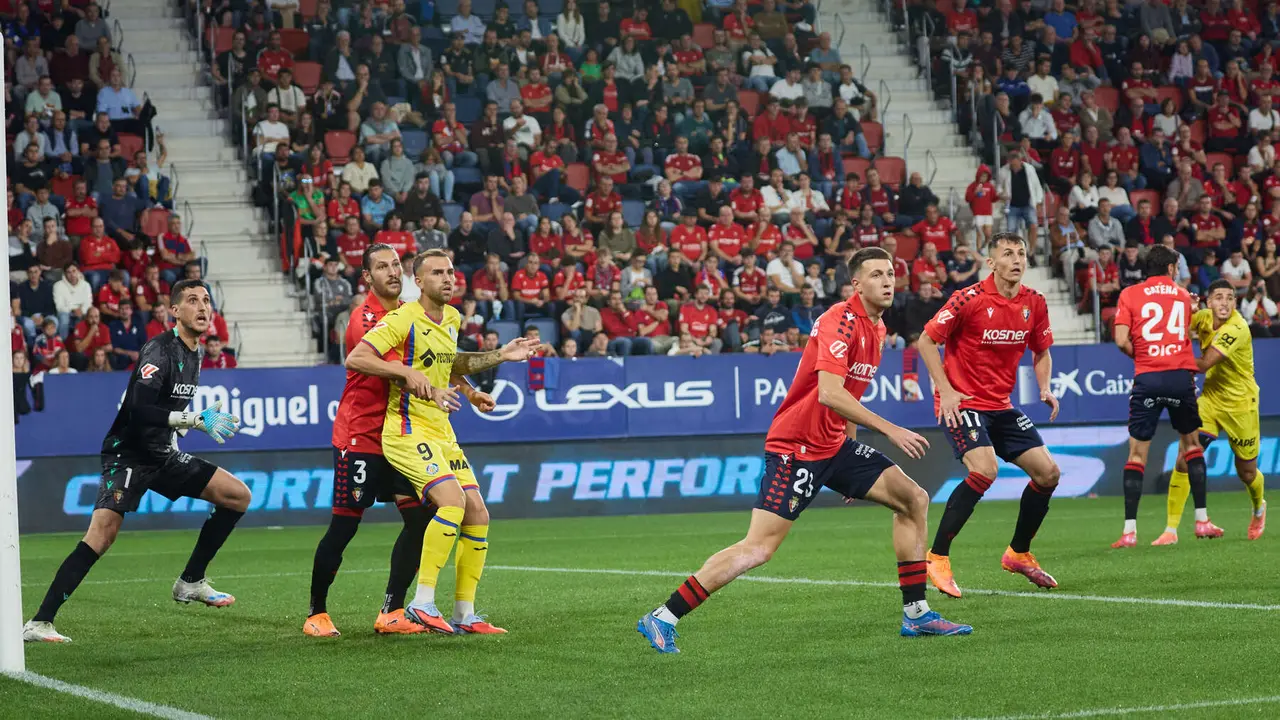 Partido de La Liga EA Sports entre CA Osasuna y Getafe CF disputado en el estadio de El Sadar en Pamplona. IÑIGO ALZUGARAY