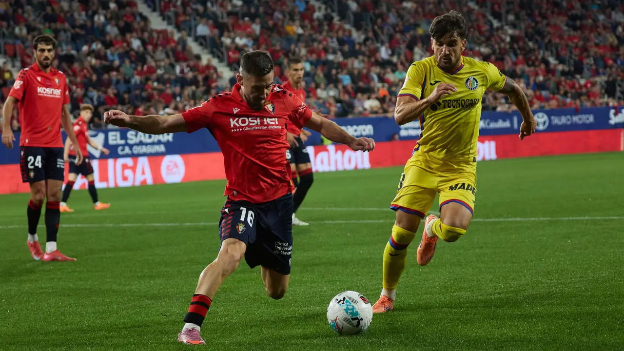 Moi Gómez (16. CA Osasuna) y Mauro Arambarri (8. Getafe CF) durante el partido de La Liga EA Sports entre CA Osasuna y Getafe CF disputado en el estadio de El Sadar en Pamplona. IÑIGO ALZUGARAY
