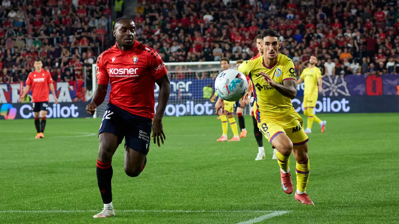 Enzo Boyomo (22. CA Osasuna) y Alex San Cristóbal (18. Getafe CF) durante el partido de La Liga EA Sports entre CA Osasuna y Getafe CF disputado en el estadio de El Sadar en Pamplona. IÑIGO ALZUGARAY