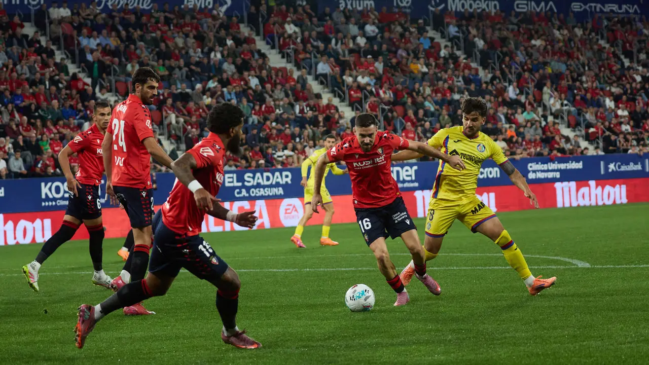 Partido de La Liga EA Sports entre CA Osasuna y Getafe CF disputado en el estadio de El Sadar en Pamplona. IÑIGO ALZUGARAY