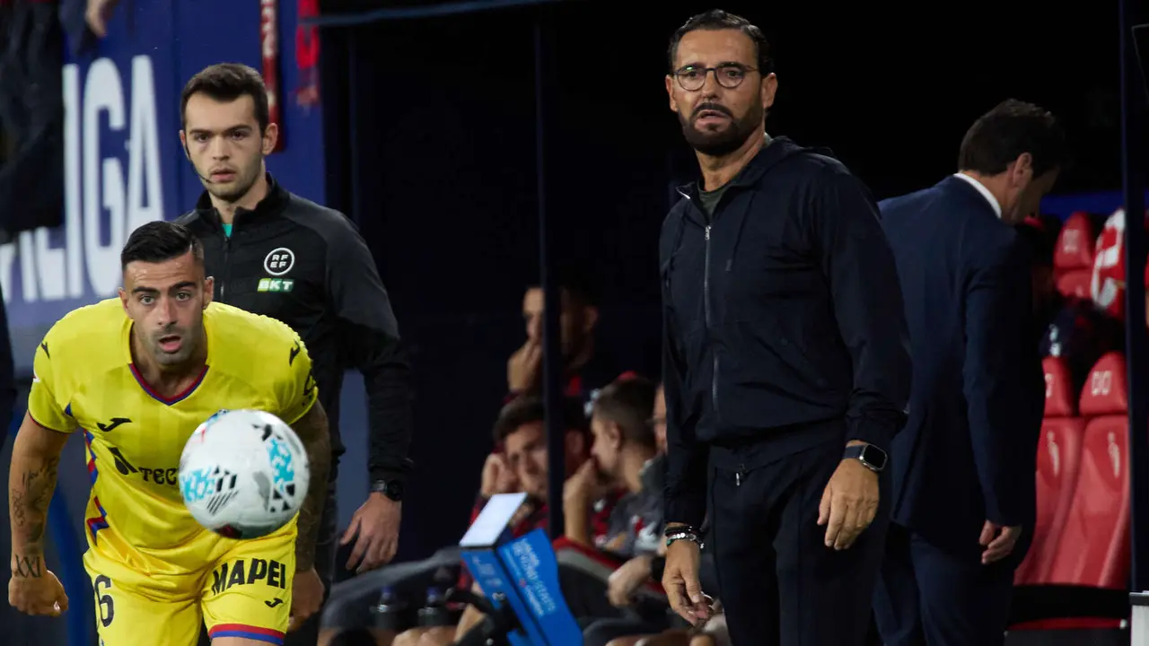 Diego Rico (16. Getafe CF) y José Bordalás (entrenador Getafe CF) durante el partido de La Liga EA Sports entre CA Osasuna y Getafe CF disputado en el estadio de El Sadar en Pamplona. IÑIGO ALZUGARAY