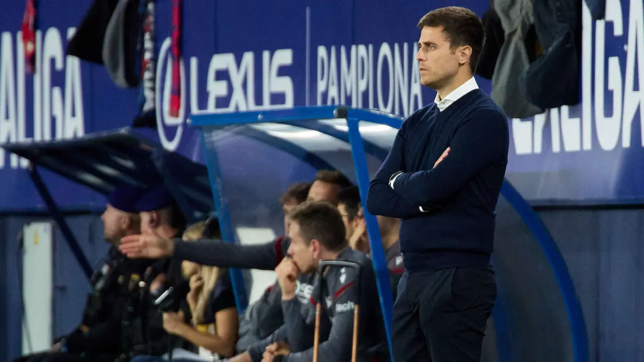 Alessio Lisci (entrenador CA Osasuna) durante el partido de La Liga EA Sports entre CA Osasuna y Getafe CF disputado en el estadio de El Sadar en Pamplona. IÑIGO ALZUGARAY