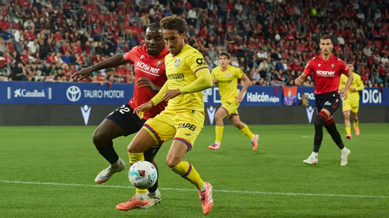 Enzo Boyomo (22. CA Osasuna) y Luis Milla (5. Getafe CF) durante el partido de La Liga EA Sports entre CA Osasuna y Getafe CF disputado en el estadio de El Sadar en Pamplona. IÑIGO ALZUGARAY