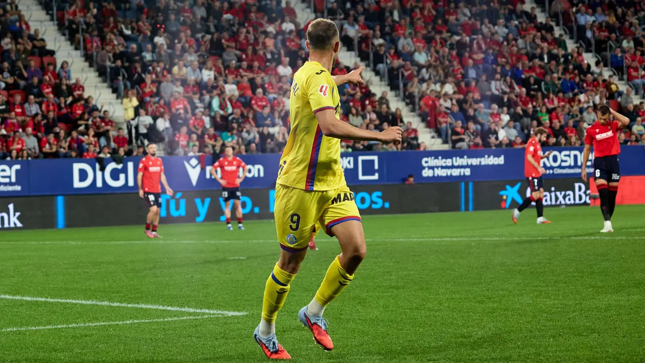Los jugadores del Getafe CF celebran el gol de Borja Mayoral (0-1) durante el partido de La Liga EA Sports entre CA Osasuna y Getafe CF disputado en el estadio de El Sadar en Pamplona. IÑIGO ALZUGARAY
