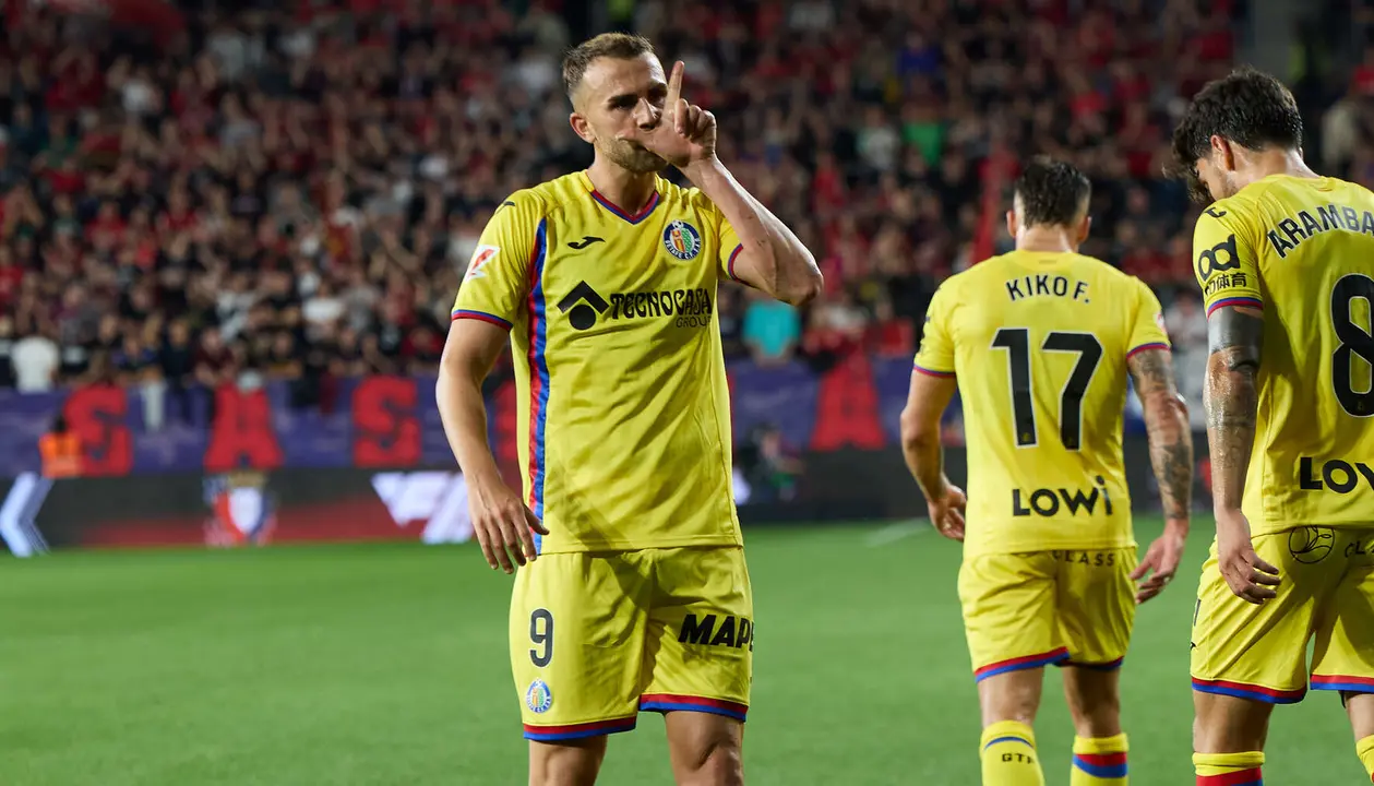 Los jugadores del Getafe CF celebran el gol de Borja Mayoral (0-1) durante el partido de La Liga EA Sports entre CA Osasuna y Getafe CF disputado en el estadio de El Sadar en Pamplona. IÑIGO ALZUGARAY