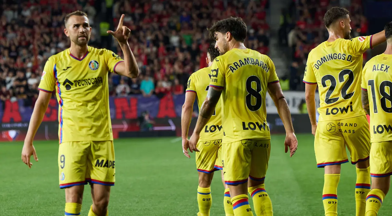 Los jugadores del Getafe CF celebran el gol de Borja Mayoral (0-1) durante el partido de La Liga EA Sports entre CA Osasuna y Getafe CF disputado en el estadio de El Sadar en Pamplona. IÑIGO ALZUGARAY