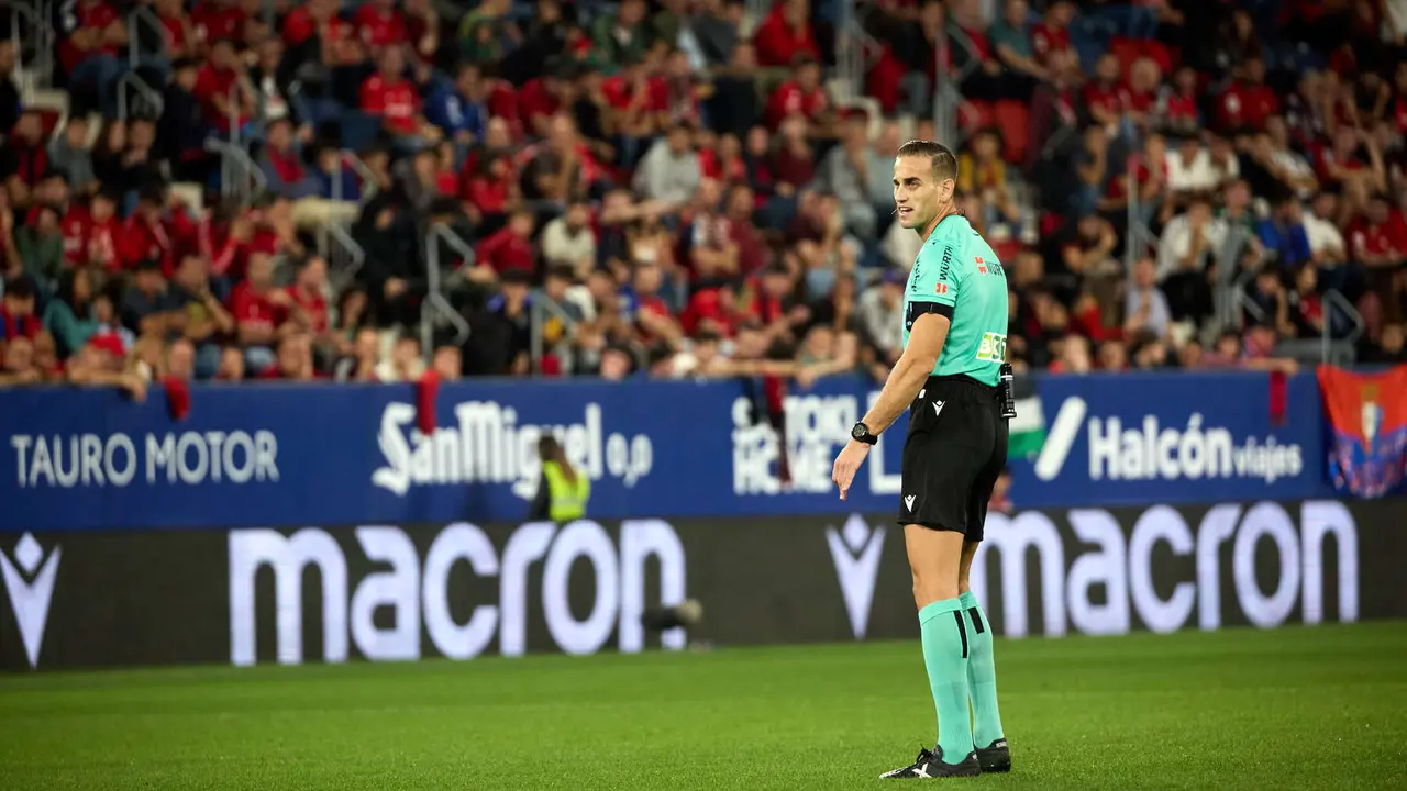 Javier Alberola (árbitro del partido) durante el partido de La Liga EA Sports entre CA Osasuna y Getafe CF disputado en el estadio de El Sadar en Pamplona. IÑIGO ALZUGARAY