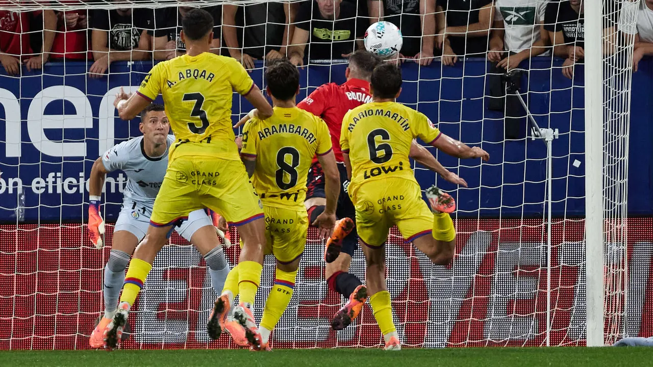 Ante Budimir (17. CA Osasuna), Mauro Arambarri (8. Getafe CF) y Mario Martín (6. Getafe CF) durante el partido de La Liga EA Sports entre CA Osasuna y Getafe CF disputado en el estadio de El Sadar en Pamplona. IÑIGO ALZUGARAY