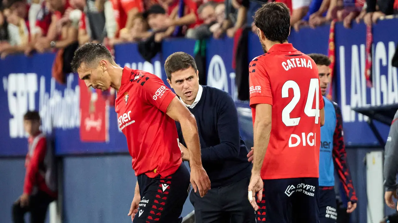 Lucas Torró (6. CA Osasuna), Alessio Lisci (entrenador CA Osasuna) y Alejandro Catena (24. CA Osasuna) durante el partido de La Liga EA Sports entre CA Osasuna y Getafe CF disputado en el estadio de El Sadar en Pamplona. IÑIGO ALZUGARAY