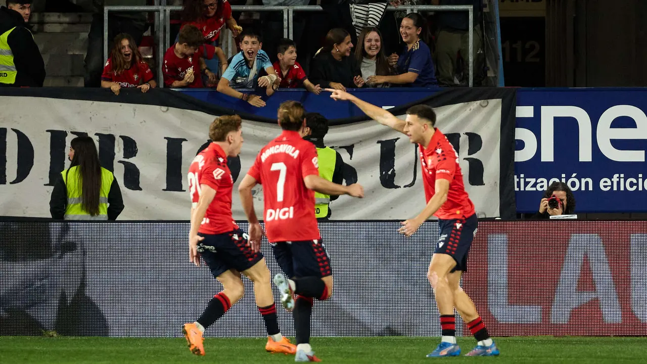 Los jugadores de Osasuna celebran el gol de Abel Bretones (1-1) durante el partido de La Liga EA Sports entre CA Osasuna y Getafe CF disputado en el estadio de El Sadar en Pamplona. IÑIGO ALZUGARAY