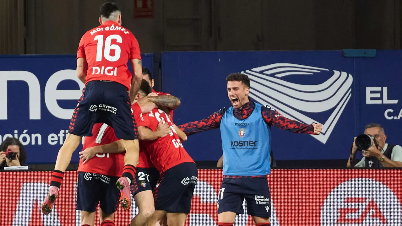 Los jugadores de Osasuna celebran el gol de Abel Bretones (1-1) durante el partido de La Liga EA Sports entre CA Osasuna y Getafe CF disputado en el estadio de El Sadar en Pamplona. IÑIGO ALZUGARAY