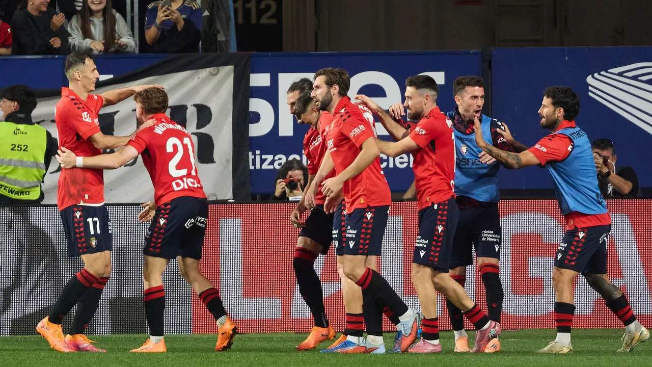 Los jugadores de Osasuna celebran el gol de Abel Bretones (1-1) durante el partido de La Liga EA Sports entre CA Osasuna y Getafe CF disputado en el estadio de El Sadar en Pamplona. IÑIGO ALZUGARAY