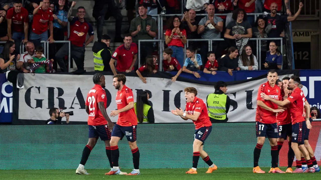 Los jugadores de Osasuna celebran el gol de Abel Bretones (1-1) durante el partido de La Liga EA Sports entre CA Osasuna y Getafe CF disputado en el estadio de El Sadar en Pamplona. IÑIGO ALZUGARAY
