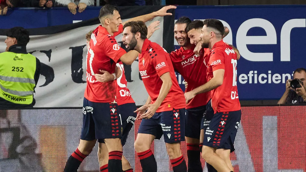 Los jugadores de Osasuna celebran el gol de Abel Bretones (1-1) durante el partido de La Liga EA Sports entre CA Osasuna y Getafe CF disputado en el estadio de El Sadar en Pamplona. IÑIGO ALZUGARAY
