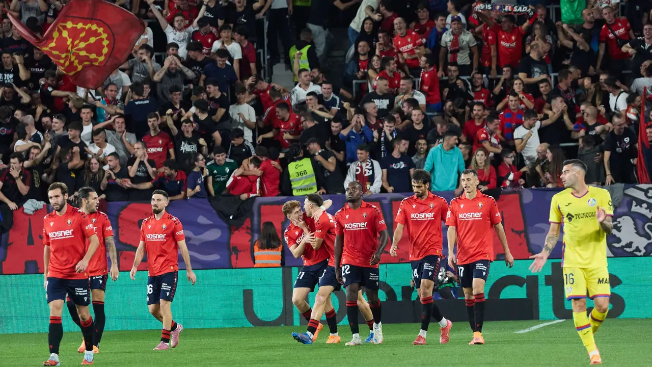 Los jugadores de Osasuna celebran el gol de Abel Bretones (1-1) durante el partido de La Liga EA Sports entre CA Osasuna y Getafe CF disputado en el estadio de El Sadar en Pamplona. IÑIGO ALZUGARAY