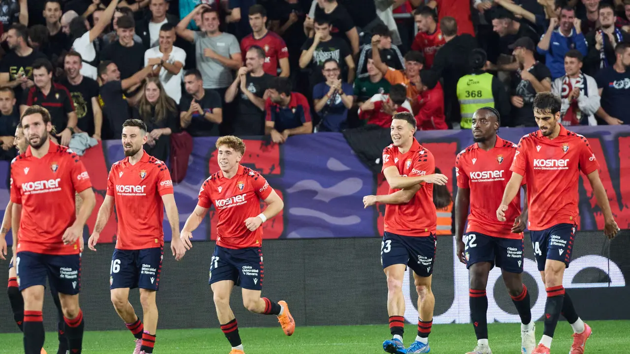 Los jugadores de Osasuna celebran el gol de Abel Bretones (1-1) durante el partido de La Liga EA Sports entre CA Osasuna y Getafe CF disputado en el estadio de El Sadar en Pamplona. IÑIGO ALZUGARAY