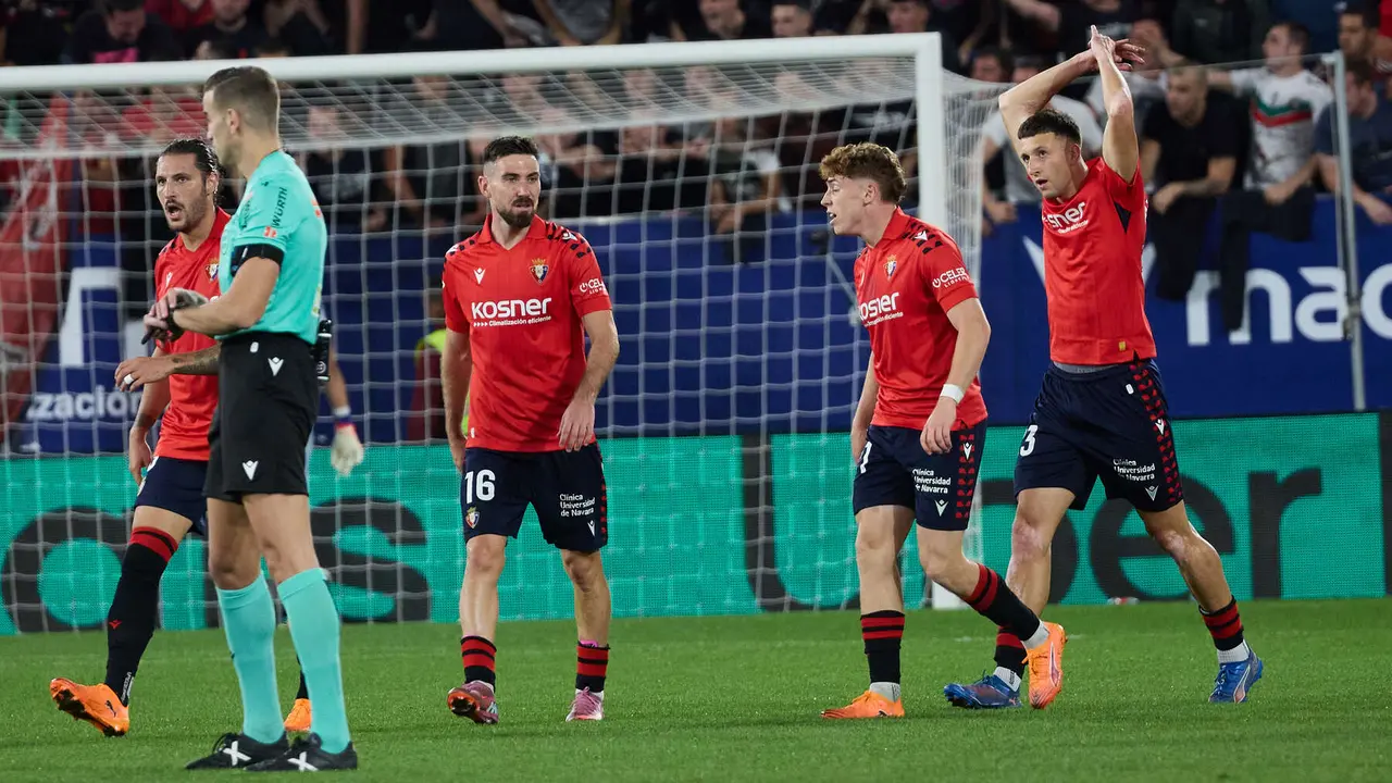 Los jugadores de Osasuna celebran el gol de Abel Bretones (1-1) durante el partido de La Liga EA Sports entre CA Osasuna y Getafe CF disputado en el estadio de El Sadar en Pamplona. IÑIGO ALZUGARAY