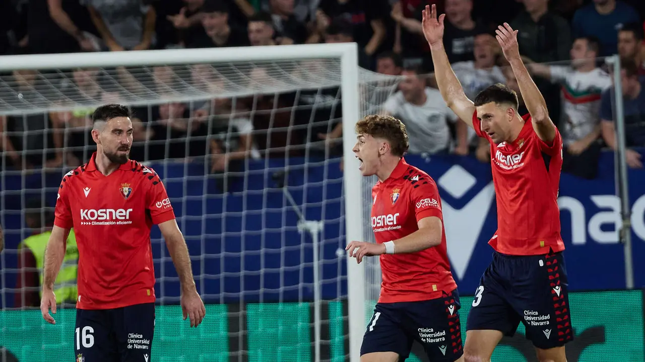 Los jugadores de Osasuna celebran el gol de Abel Bretones (1-1) durante el partido de La Liga EA Sports entre CA Osasuna y Getafe CF disputado en el estadio de El Sadar en Pamplona. IÑIGO ALZUGARAY