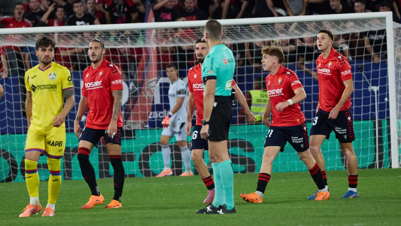 Los jugadores de Osasuna celebran el gol de Abel Bretones (1-1) durante el partido de La Liga EA Sports entre CA Osasuna y Getafe CF disputado en el estadio de El Sadar en Pamplona. IÑIGO ALZUGARAY