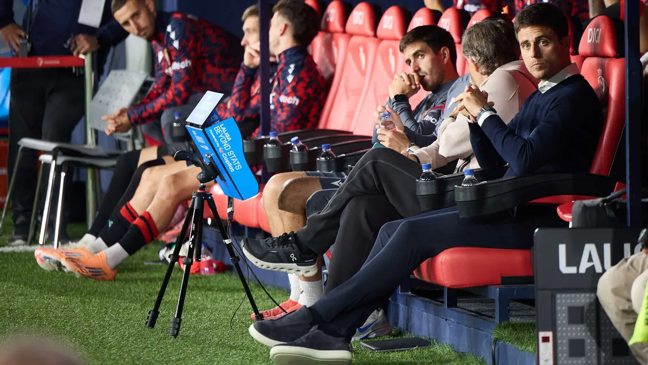 Alessio Lisci (entrenador CA Osasuna) durante el partido de La Liga EA Sports entre CA Osasuna y Getafe CF disputado en el estadio de El Sadar en Pamplona. IÑIGO ALZUGARAY