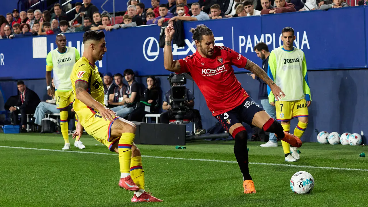 Alex San Cristóbal (18. Getafe CF) y Juan Cruz (3. CA Osasuna) durante el partido de La Liga EA Sports entre CA Osasuna y Getafe CF disputado en el estadio de El Sadar en Pamplona. IÑIGO ALZUGARAY