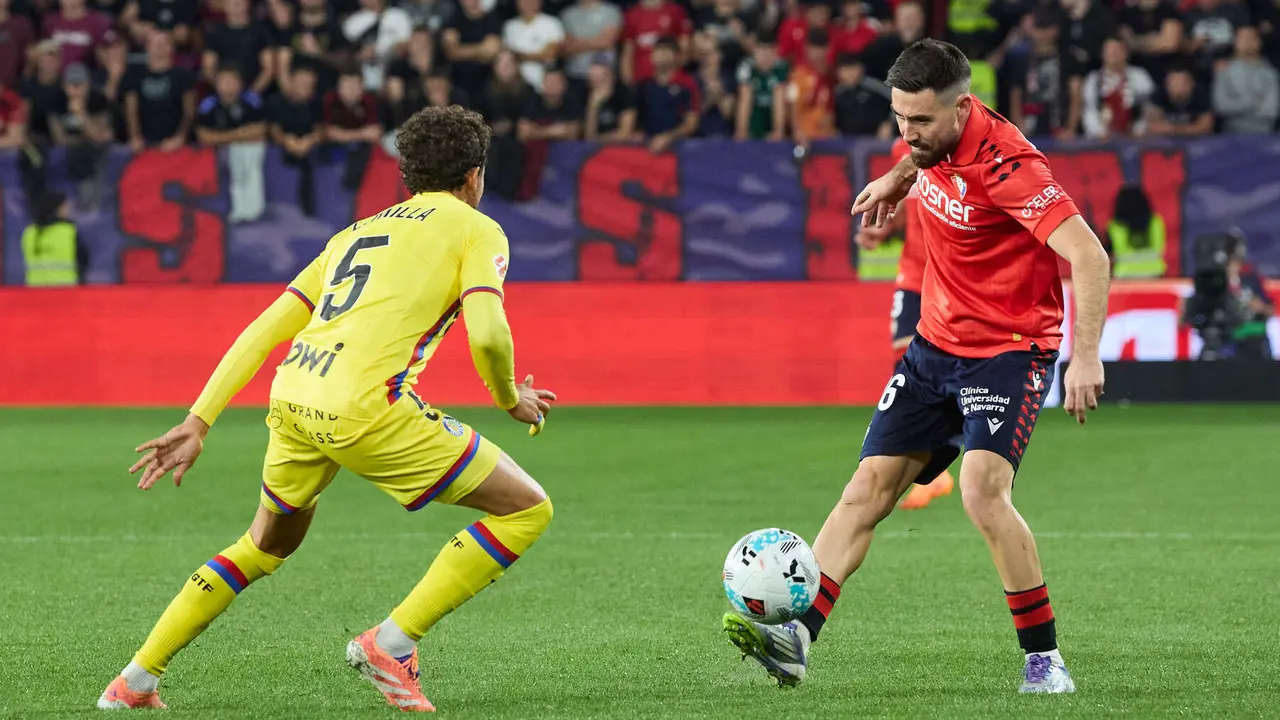 Luis Milla (5. Getafe CF) y Moi Gómez (16. CA Osasuna) durante el partido de La Liga EA Sports entre CA Osasuna y Getafe CF disputado en el estadio de El Sadar en Pamplona. IÑIGO ALZUGARAY