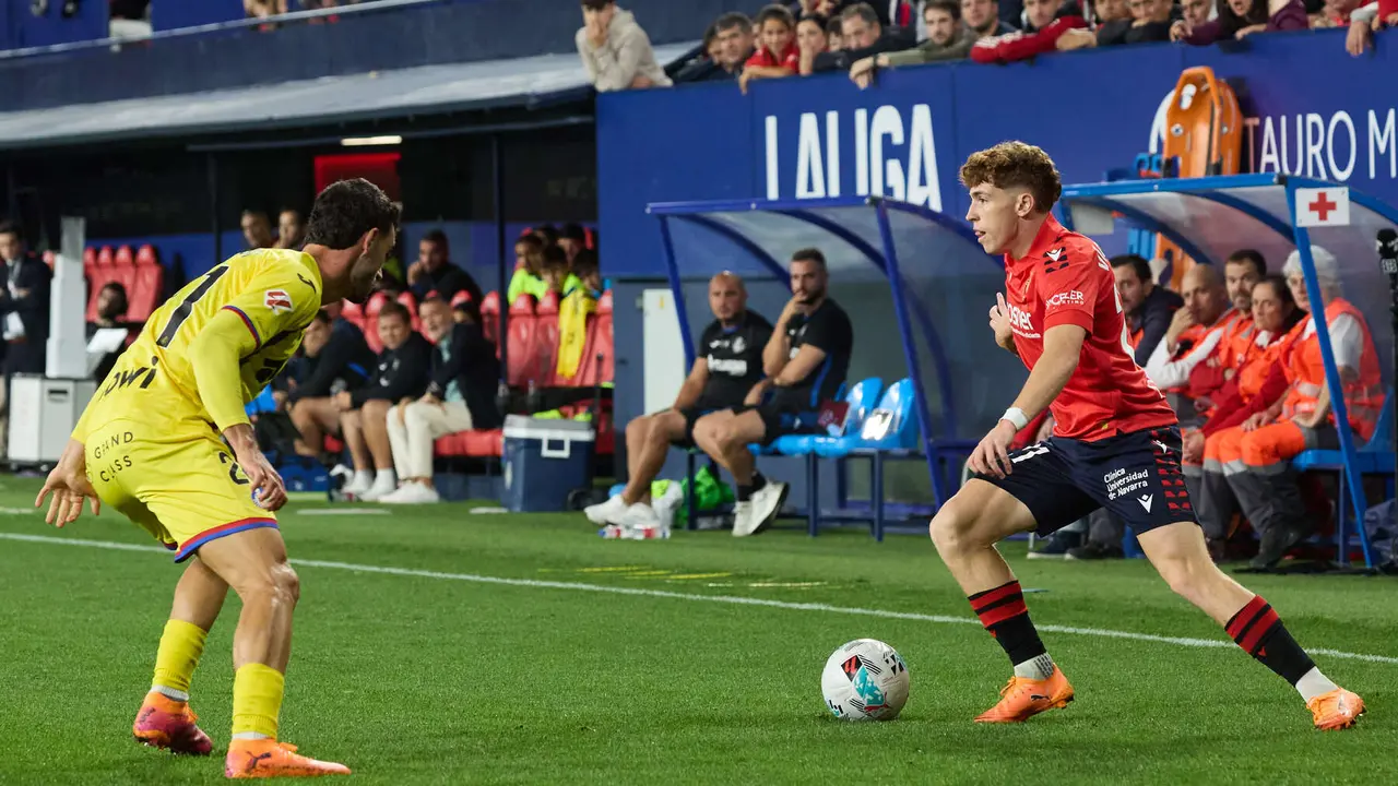 Juan Iglesias (21. Getafe CF) y Víctor Muñoz (21. CA Osasuna) durante el partido de La Liga EA Sports entre CA Osasuna y Getafe CF disputado en el estadio de El Sadar en Pamplona. IÑIGO ALZUGARAY