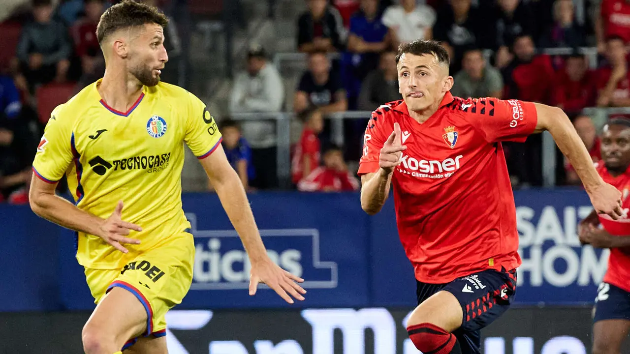 Domingos Duarte (22. Getafe CF) y Ante Budimir (17. CA Osasuna) durante el partido de La Liga EA Sports entre CA Osasuna y Getafe CF disputado en el estadio de El Sadar en Pamplona. IÑIGO ALZUGARAY