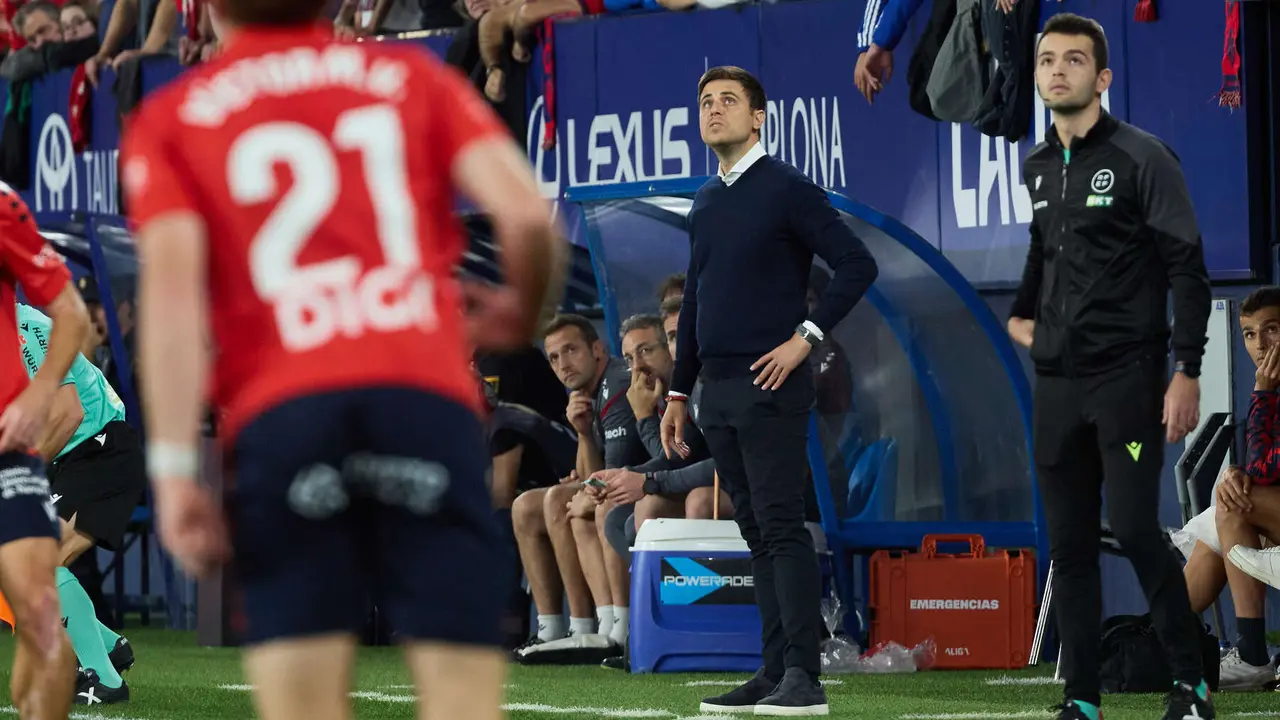 Alessio Lisci (entrenador CA Osasuna) durante el partido de La Liga EA Sports entre CA Osasuna y Getafe CF disputado en el estadio de El Sadar en Pamplona. IÑIGO ALZUGARAY