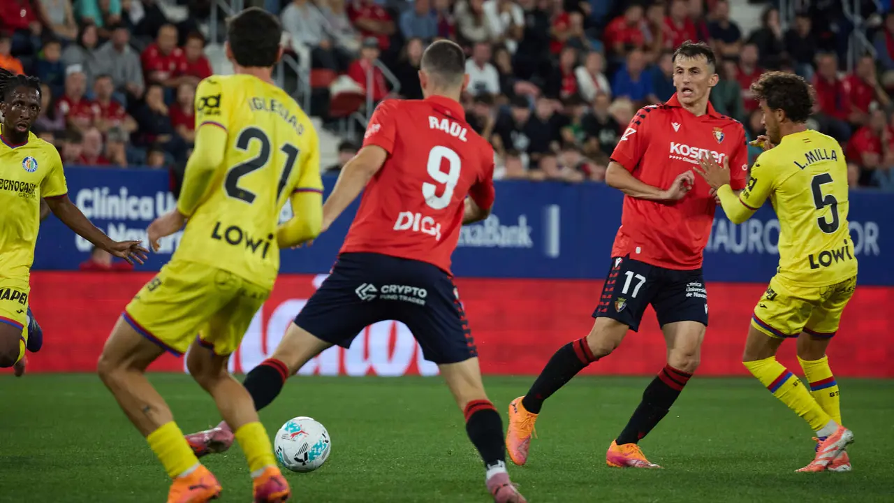 Partido de La Liga EA Sports entre CA Osasuna y Getafe CF disputado en el estadio de El Sadar en Pamplona. IÑIGO ALZUGARAY