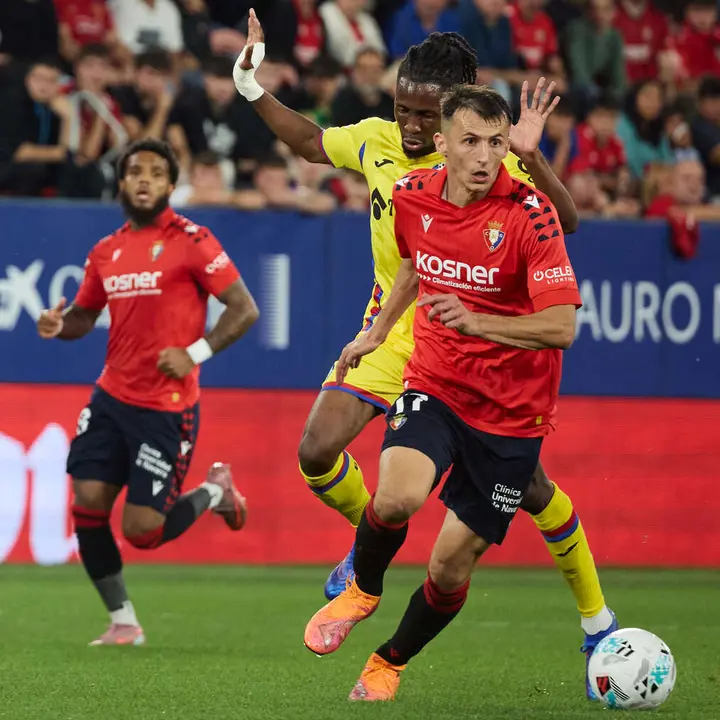 Ante Budimir (17. CA Osasuna) y Yvan Neyou (4. Getafe CF) durante el partido de La Liga EA Sports entre CA Osasuna y Getafe CF disputado en el estadio de El Sadar en Pamplona. IÑIGO ALZUGARAY