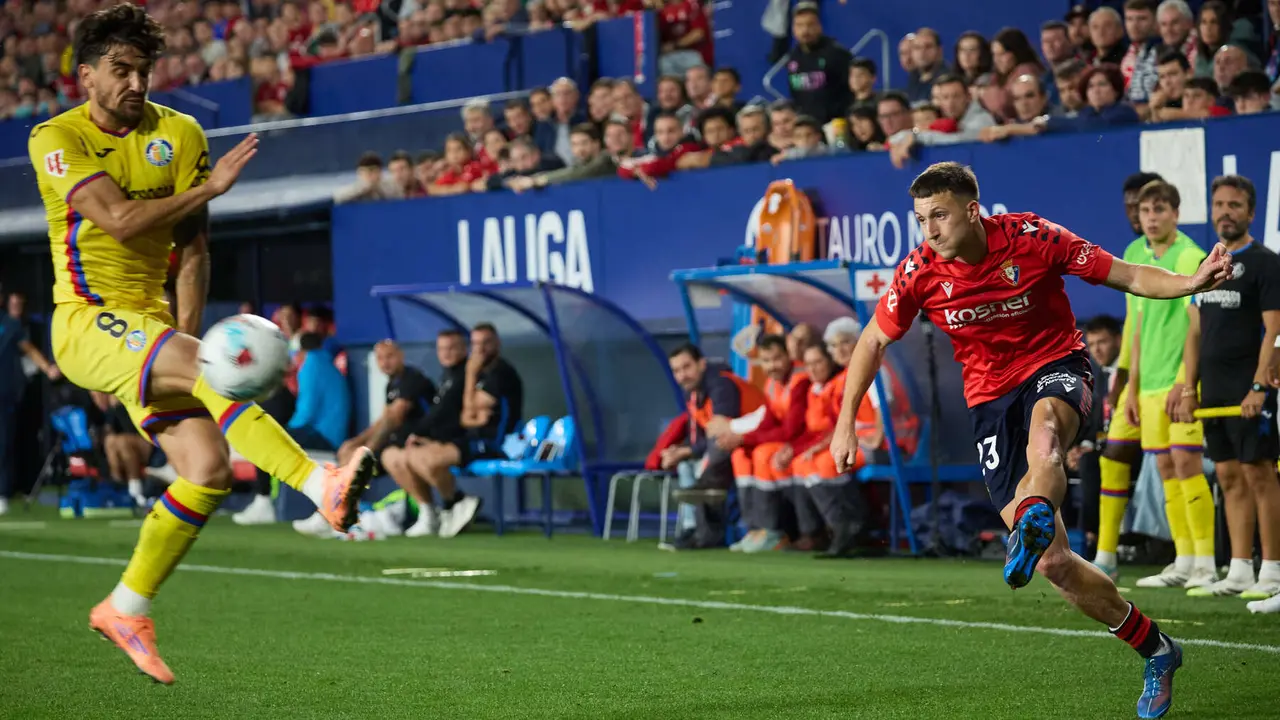 Mauro Arambarri (8. Getafe CF) y Abel Bretones (23. CA Osasuna) durante el partido de La Liga EA Sports entre CA Osasuna y Getafe CF disputado en el estadio de El Sadar en Pamplona. IÑIGO ALZUGARAY